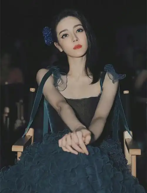 gq走秀:热依扎帅气利落,热巴蓝玫瑰扮相显得很有故事