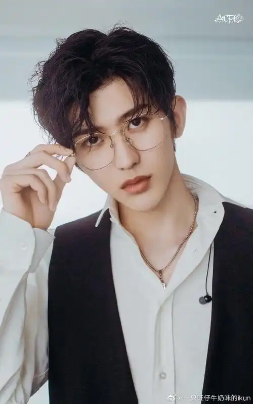 蔡徐坤超话#蔡徐坤金属边眼镜#坤有听我们的话戴眼镜哦!