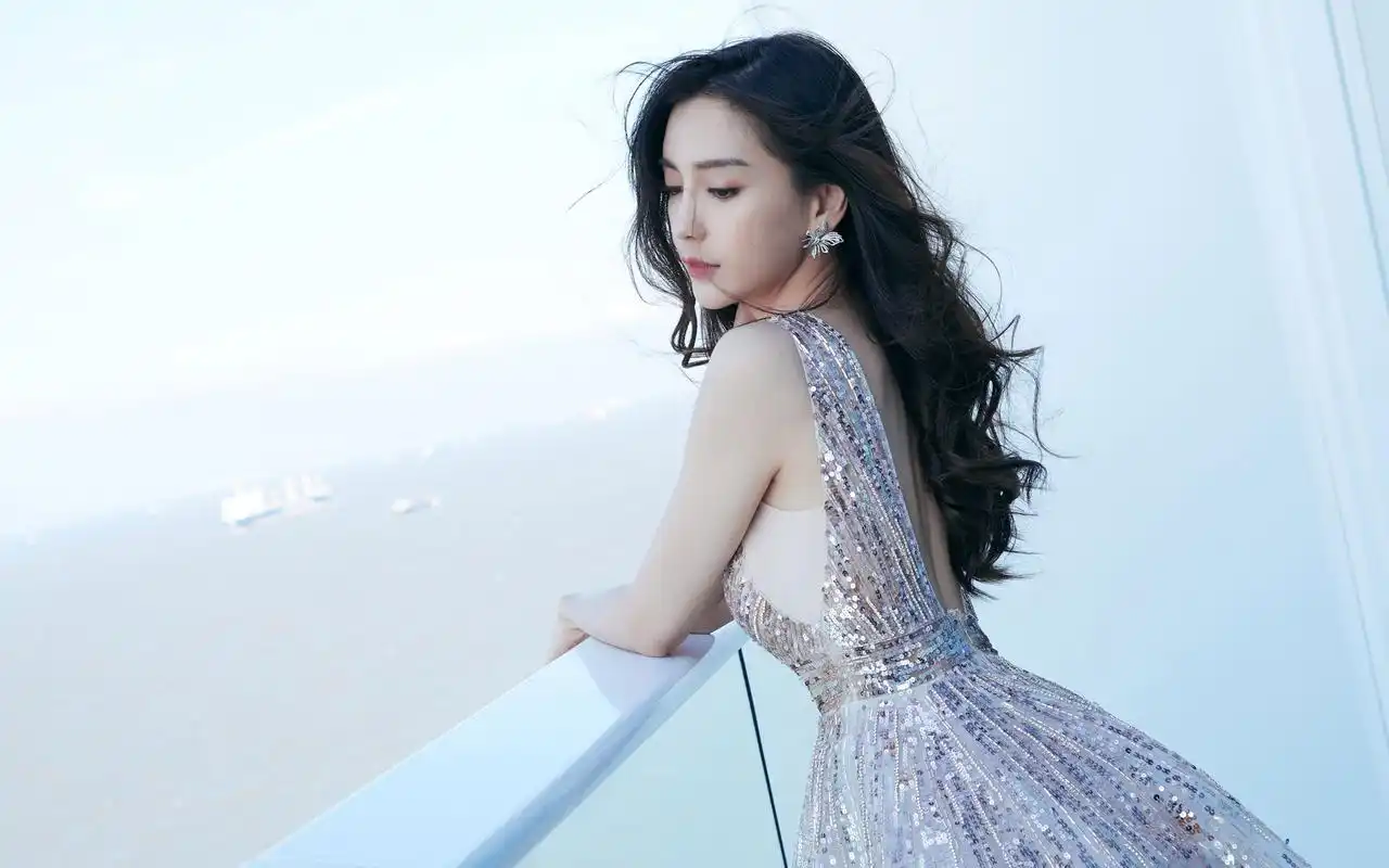 杨颖珠绣长裙性感写真,甜美外型,性格爽朗!