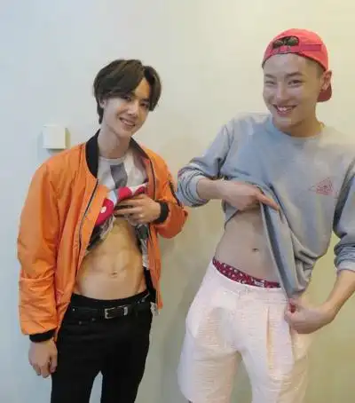 王一博暴露"内裤"是粉色,就连花纹都充满童心,不愧是耶波!