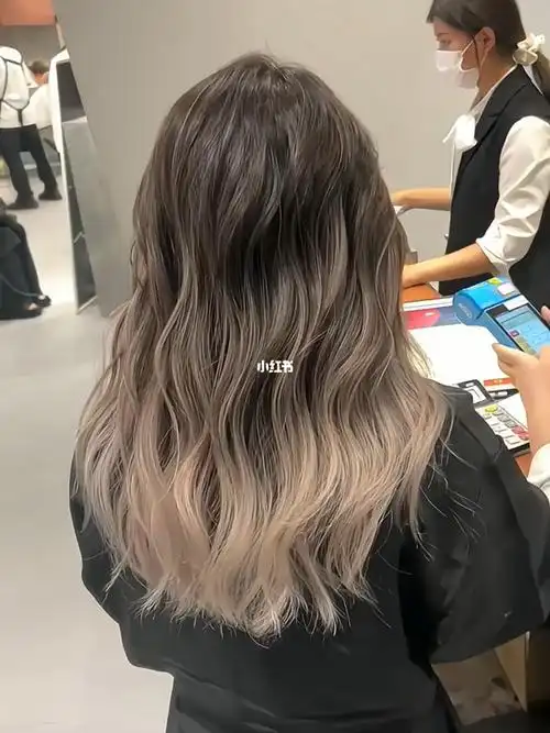 962022年解封了第一时间约了去做巴黎画染,因为长发96不想要太