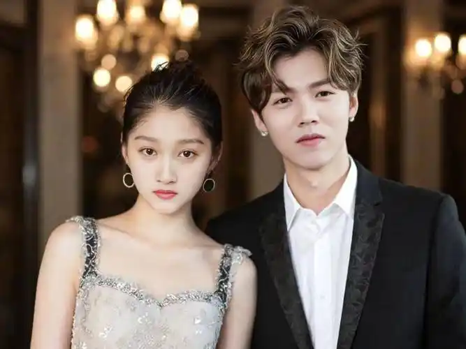 吃瓜群众还在扒"鹿晗关晓彤生日当天没互动",当事人已经踩着高跟鞋冲