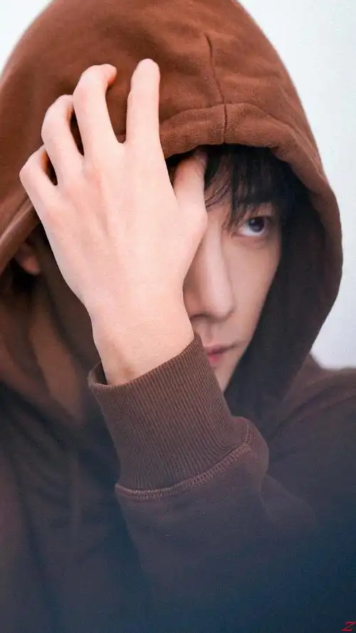 肖战超话#肖战顺毛白背心#原图壁纸@x玖少年团肖战daytoy