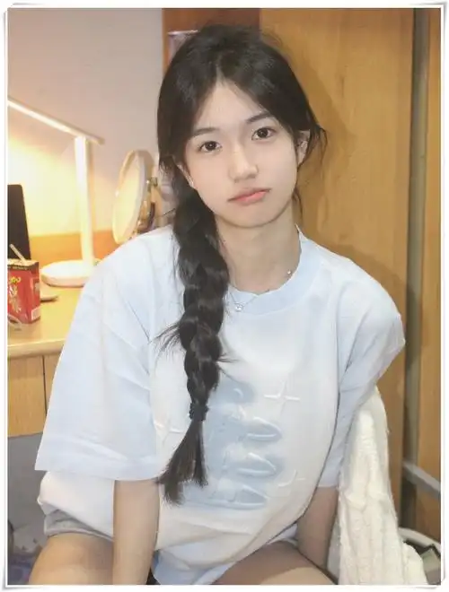 单边麻花辫勾勒出一份青春的张扬,散发着一股