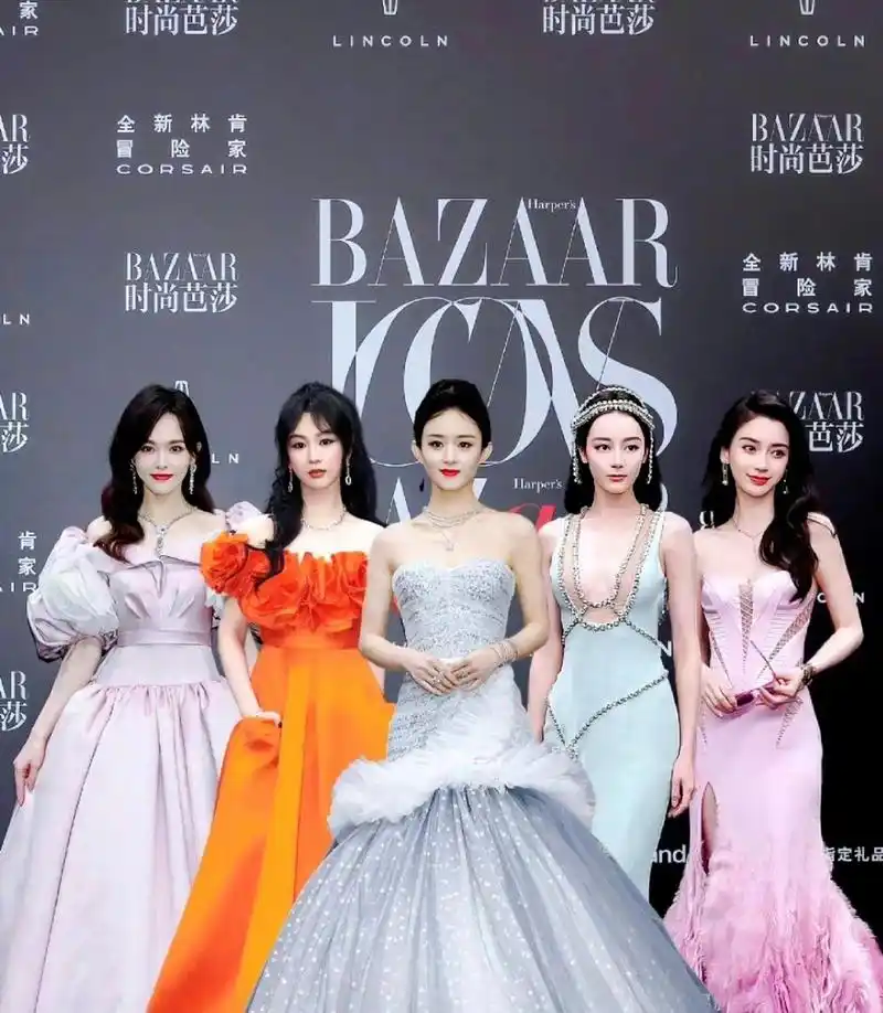一张"时尚芭莎"顶流女明星站位图在网上流传,赵丽颖位居c位地位超群