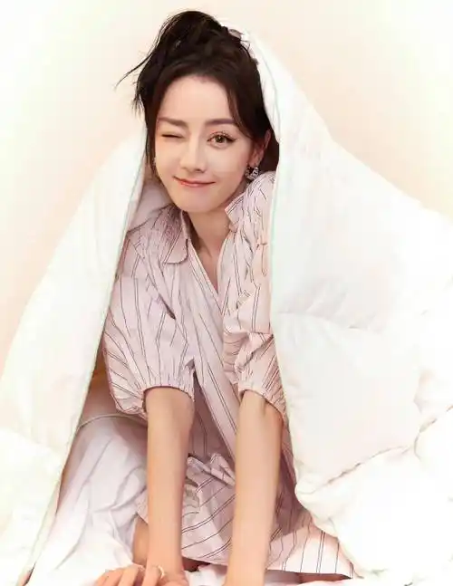 迪丽热巴高水粉色条纹衬衫裙俏皮可爱,甜美清纯_睫毛_眼角_线条