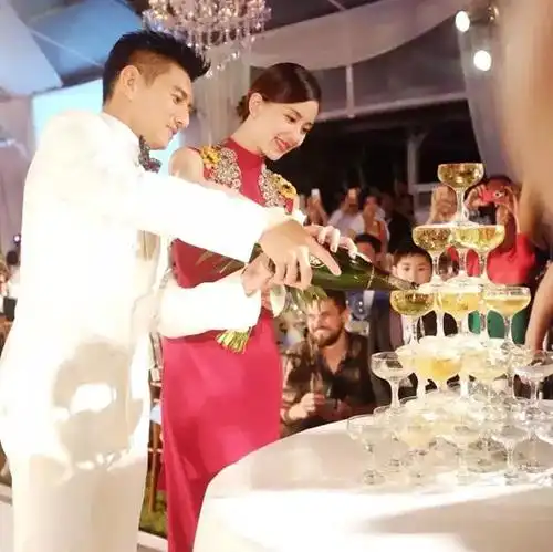 看女星结婚敬酒服 新娘选择敬酒服也有小心机