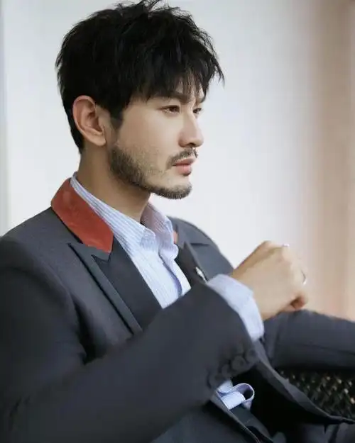 黄晓明减肥20斤还不够满足啃苹果帅气又清爽再不觉有油腻感