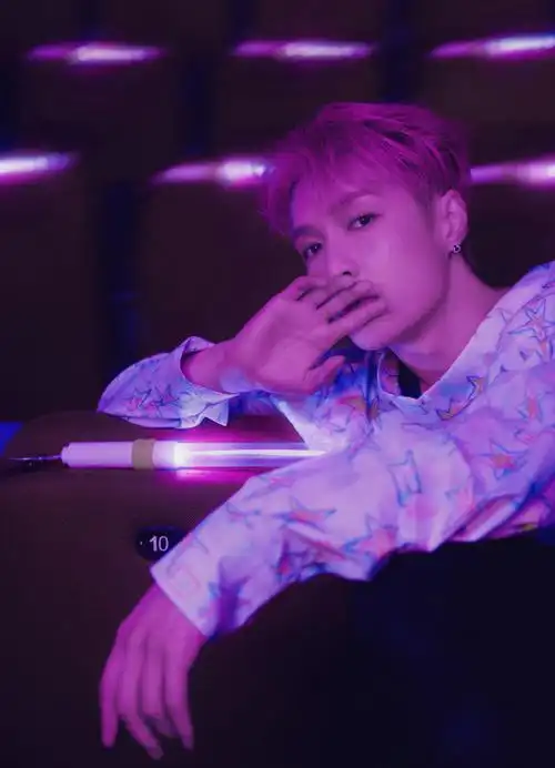 铺满爱意与欢呼,查收captain lay紫色氛围下的美貌92@张艺兴#张艺兴