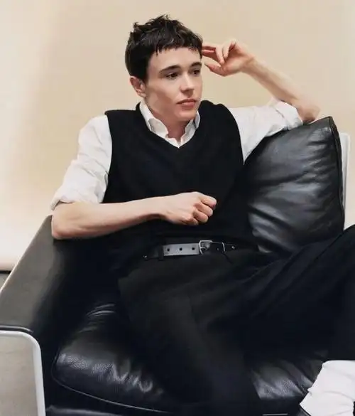 《水果硬糖》主演艾利奥特·佩吉杂志封面,经历身份转换更加自信_腾讯