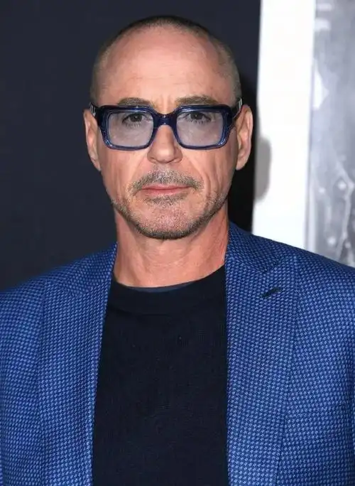 小罗伯特·唐尼的秃顶发型曝光,都是因为他太爱他的小孩了-插图2