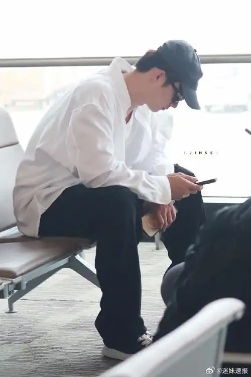 黄景瑜白衬衫##黄景瑜机场白衬衫