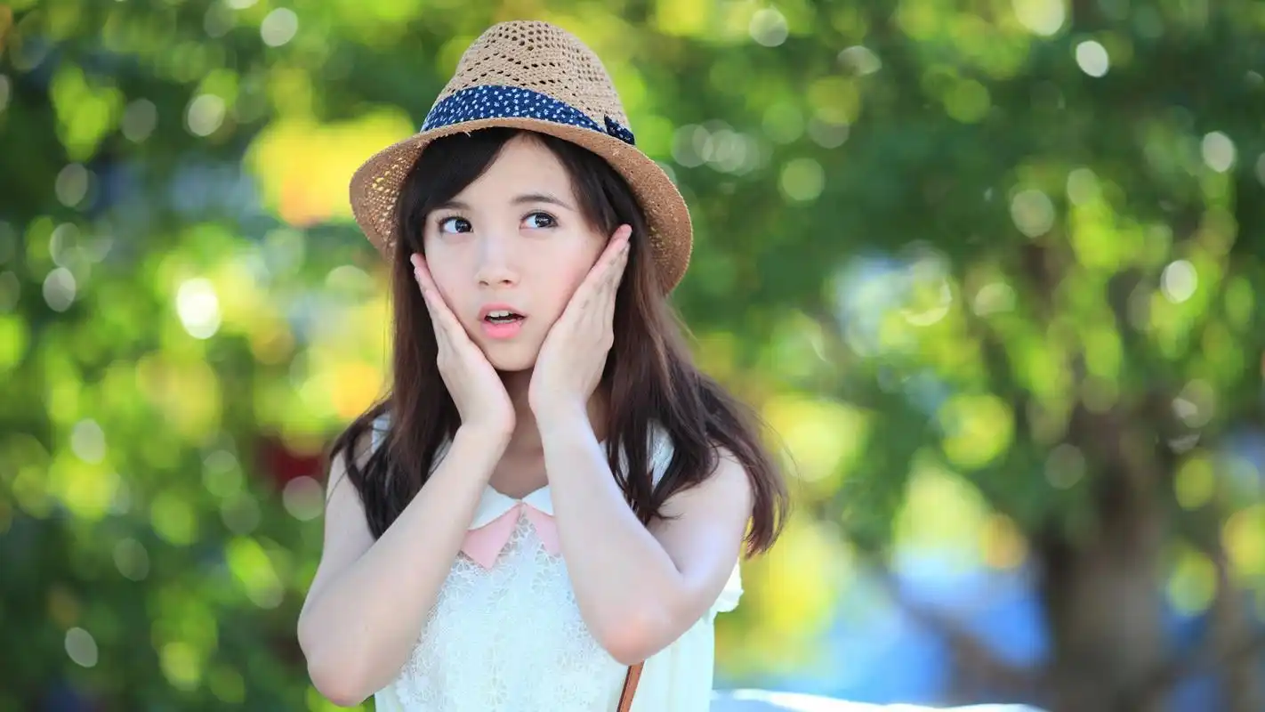 可爱美女卖萌写真高清桌面壁纸