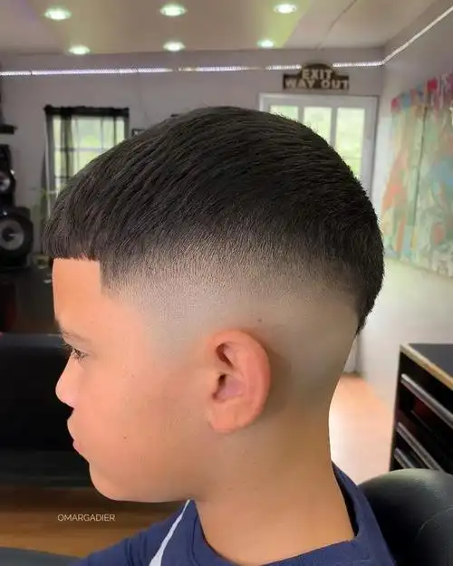 头顶长度基本上也在两厘米之内,特别好打理,也可以在侧面加入一道简单