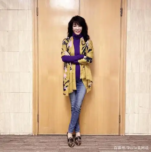 郑裕玲想开了,63岁穿紧身牛仔裤秀长腿,比小姑娘还时髦