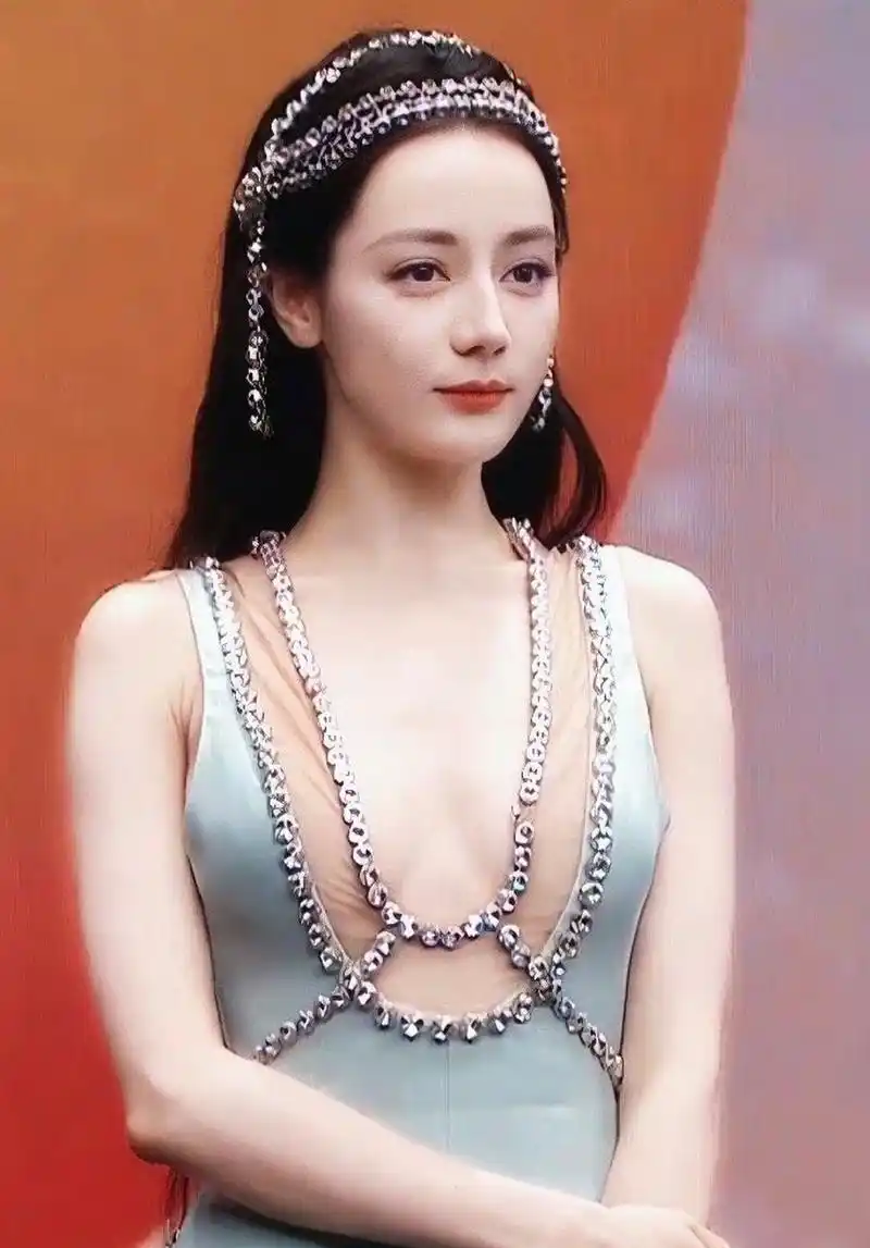 迪丽热巴,芭莎时尚红毯造型犹如刚出水的美人鱼!你们说惊不惊艳?