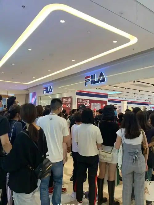 终于踏进了fila,是一直想去逛他们家的衣服和裤子,昆明广场这家店挺大