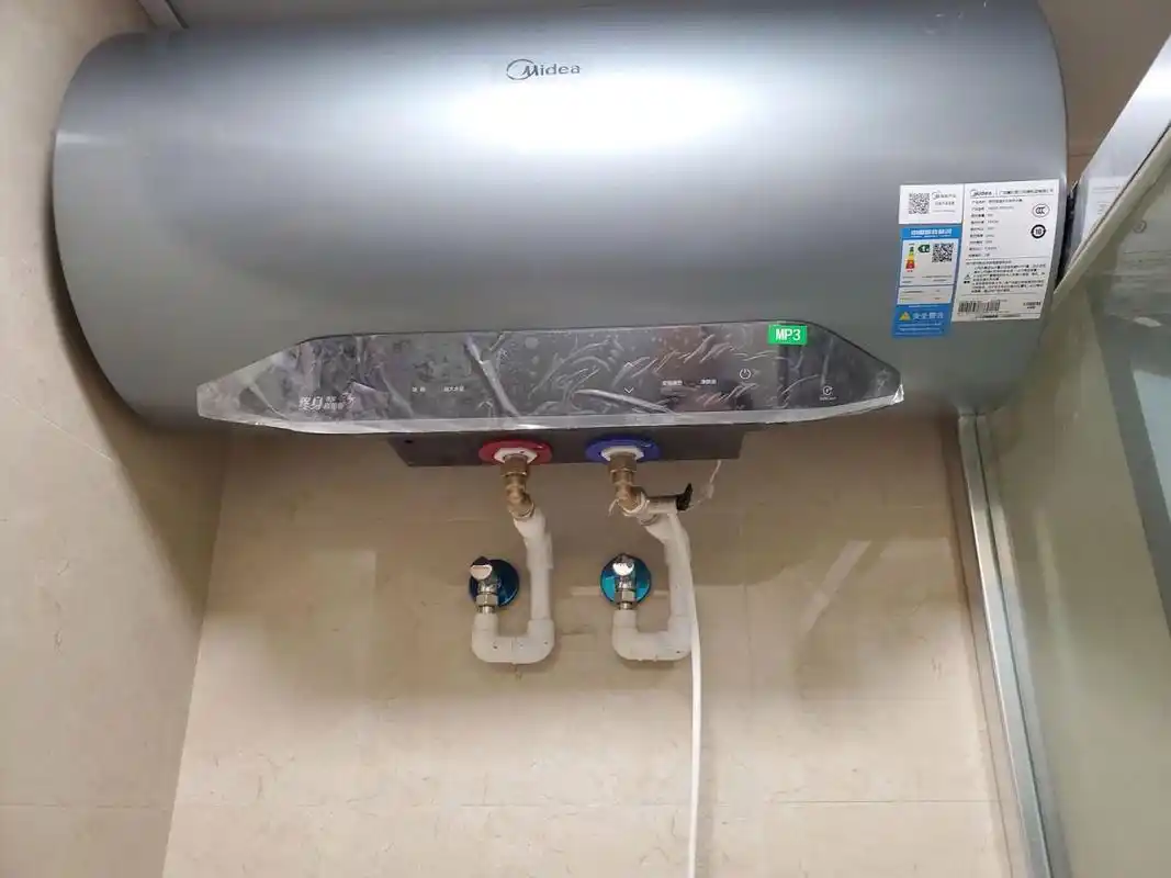 保障房美的热水器 又完成一步啦,热水器极限安装完成!