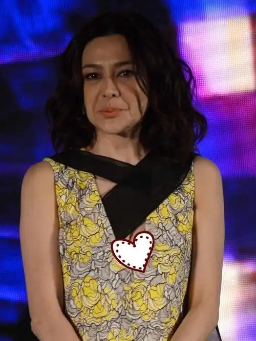 关之琳身材很年轻脸却暴露年龄,穿印花裙出镜,八字法令纹显老气