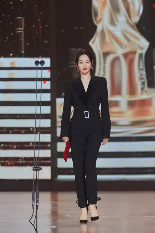 白百何出席活动 穿出时尚范儿 精致漂亮有型