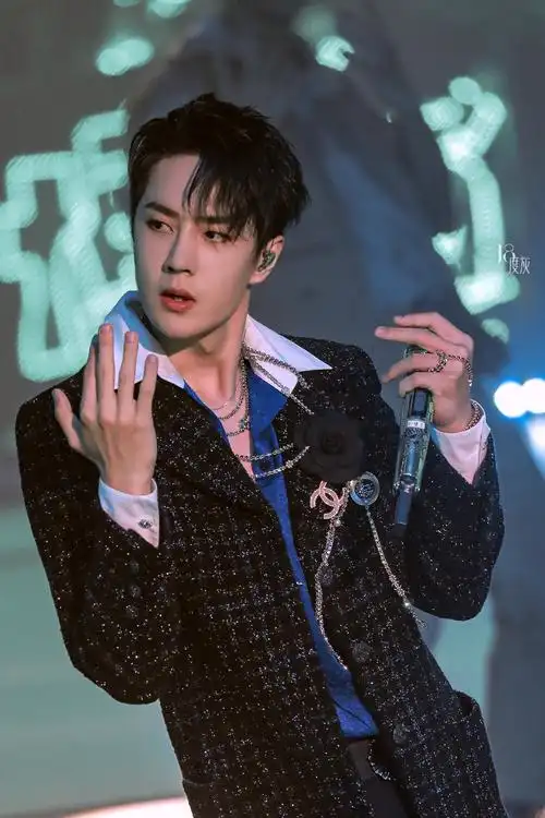 210717 乐华家族演唱会 @uniq-王一博 cr:logo