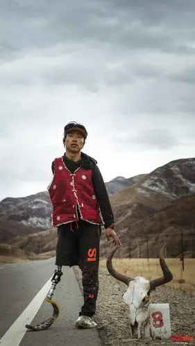 26岁单腿独臂小伙3年骑行8万公里,参加铁人三项:想骑遍全国