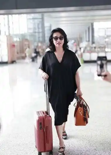 52岁金星终于穿对了,黑色v领连衣裙优雅减龄,无奈小腿暴露年龄_版型