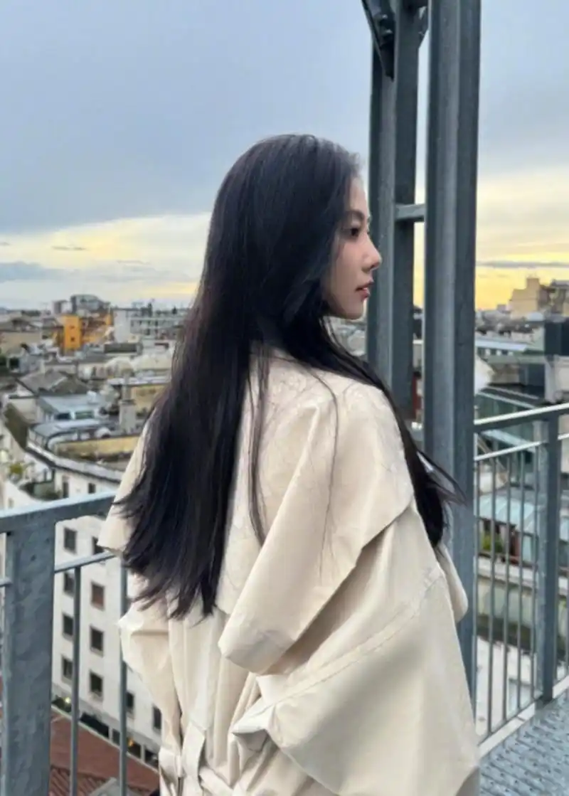 元宵意大利街头,刘诗诗背影美丽. 黑色雨伞好大啊,风衣看着接地气.