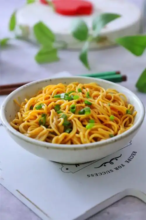 2,拌面一定要过下凉开水,这样面条不会粘连,吃起来也更劲道滑爽.