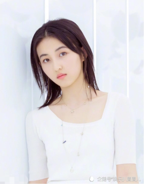 张子枫老大爷坐姿憨憨形象与以前影剧中的她形同两人