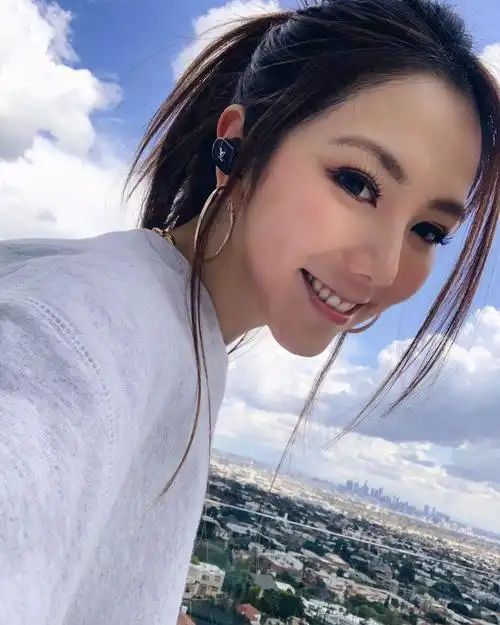 32 mb 原图尺寸:1440*1800 查看原图简介:一组精美的邓紫棋自拍7