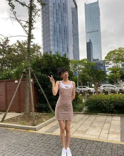 孙怡晒素颜怼脸照并发文:在澡堂光不出溜被人认出来很尴尬_时尚_事情