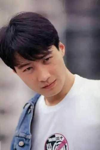 20岁时黎明背着家人参加选秀比赛,并取得前三的好成绩,从此进入了娱乐