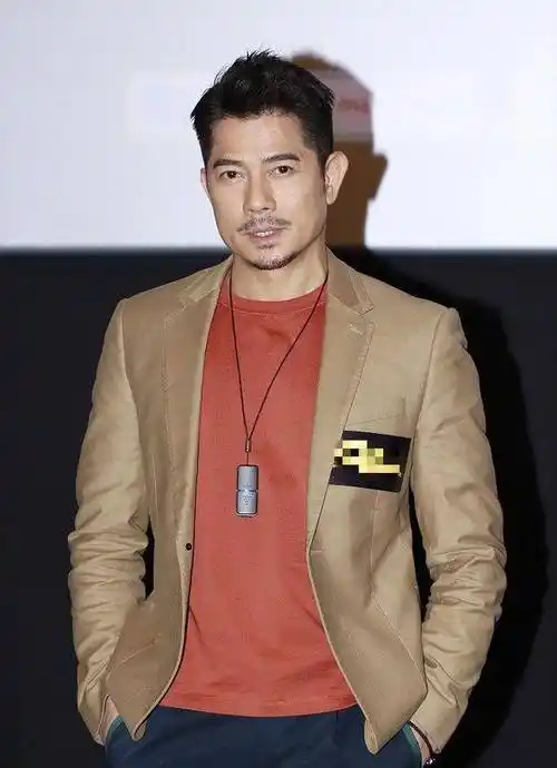 原创天王郭富城实力宠妻变苦力背包陪方媛逛街甜蜜互动似热恋