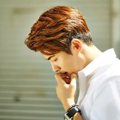 马天宇低头沉思头像