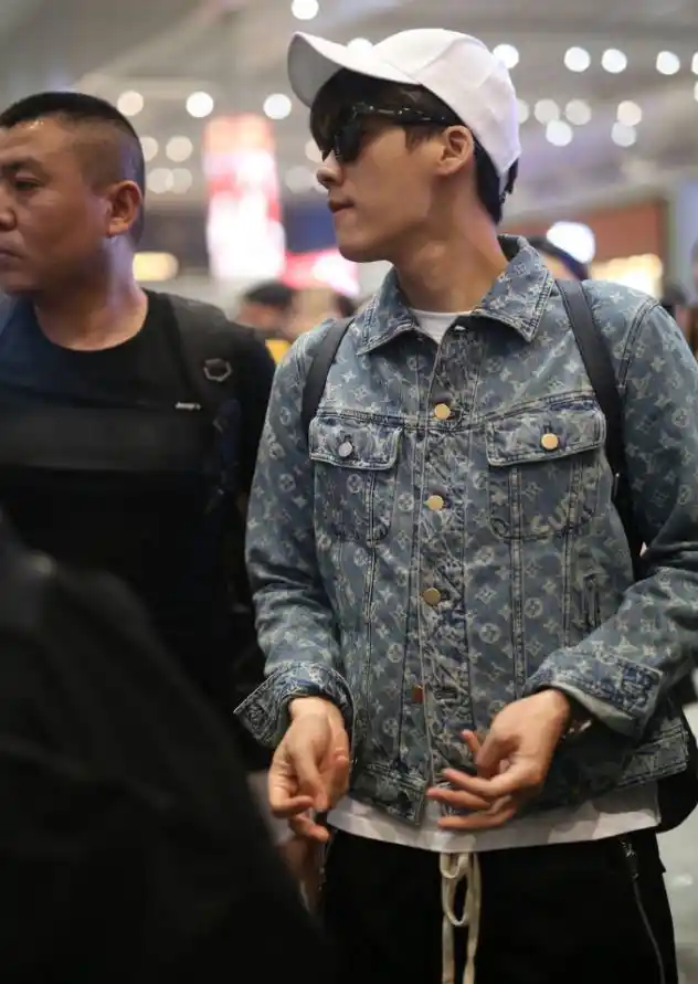 8月1日,李易峰现身上海机场.