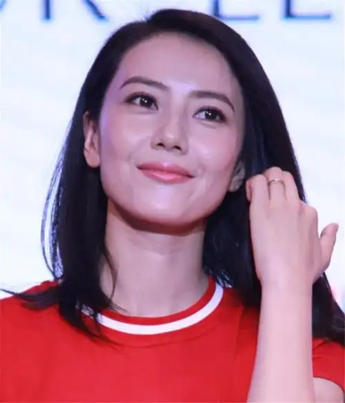 高圆圆素颜近照笑容迷人不输刘亦菲网友赵又廷眼光好