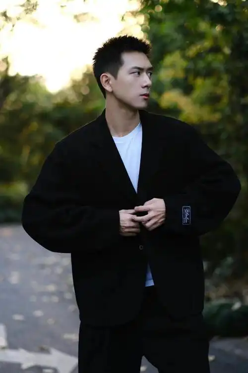 李现黑西装随拍上线,又酷又有型,剪超短发寸头太帅了!