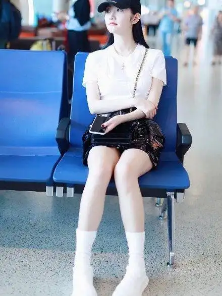 原创景甜分手后瘦成纸片人露脐卫衣配牛仔系了腰带裤子都嫌松