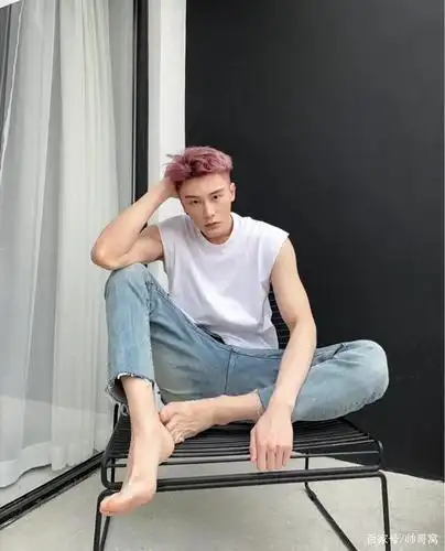 有气质的大长腿小哥哥,身高187,43码的大脚,网友:这能站稳吗