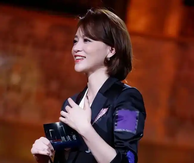 董卿现状曝光!素颜出镜难掩疲态,消失7年生二胎办酒席?