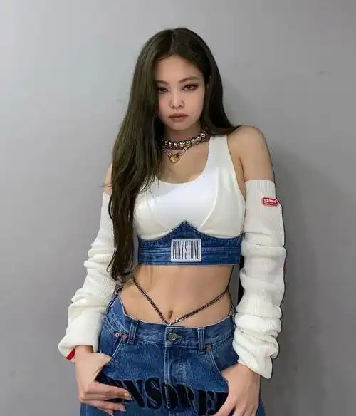 blackpink成员jennie腰线引热议,这身材水平如何?