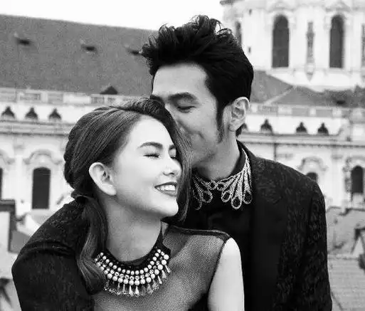 周杰伦昆凌罕见现身,晒打高尔夫甜蜜照,结婚8年依旧恩爱如初!