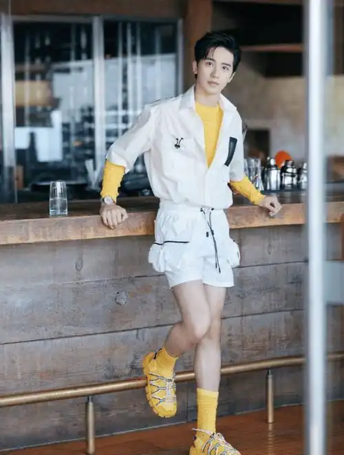 许魏洲不仅业务能力出挑,就连时尚品味也很有特色,最