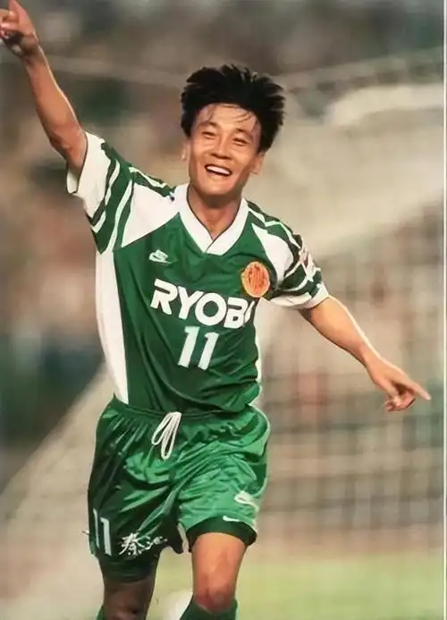 那英前男友高峰露面,51岁身材发福,在北京30多年首次坐地铁!