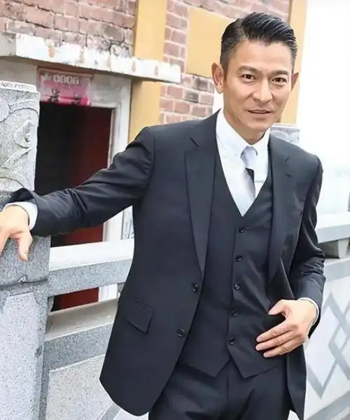 62岁刘德华难得现身深圳,穿灰西服也挡不住帅劲儿,真不愧是万人