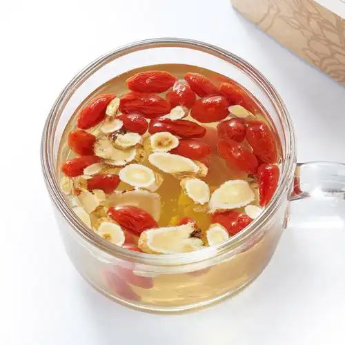 p>黄芪红枣枸杞茶是黄芪,红枣,枸杞这三种材料制成的茶,是家喻户晓的