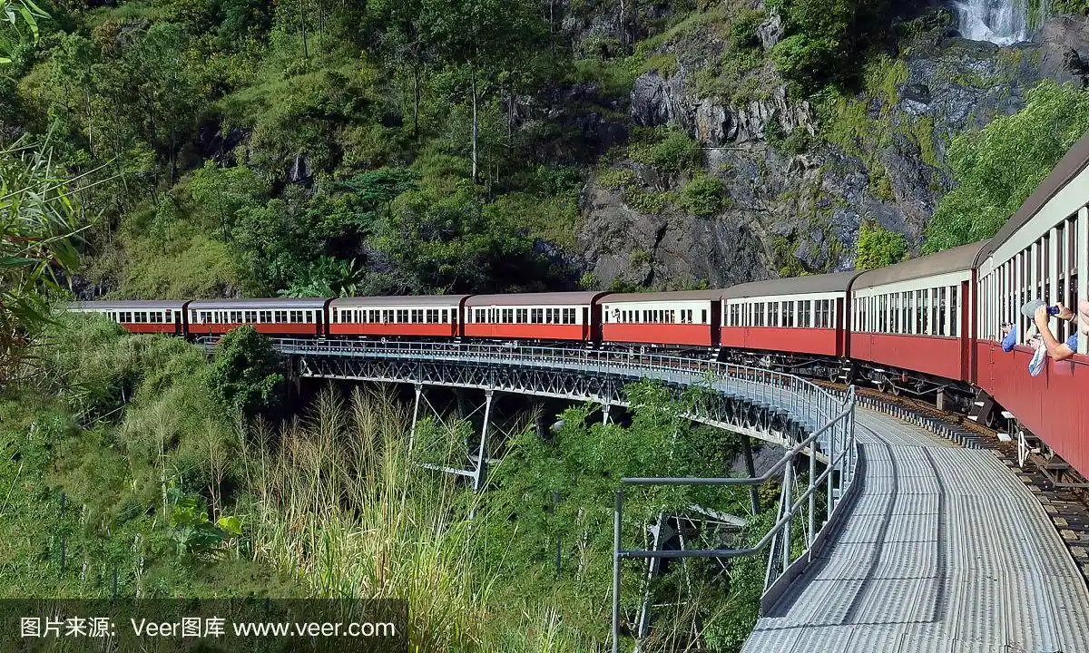风景优美的火车转弯转弯