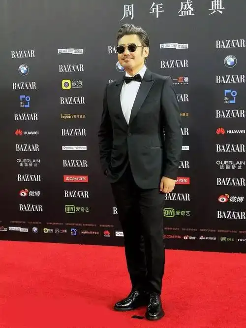 c位又如何,是作秀,还是搞慈善?