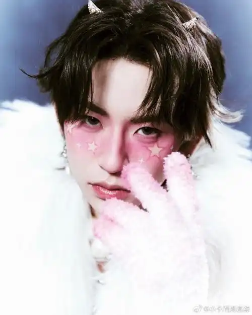 小鬼脸红星星妆##小鬼的y2k造型没有瓶颈吗